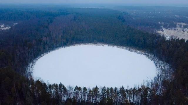 круглое озеро в лесу