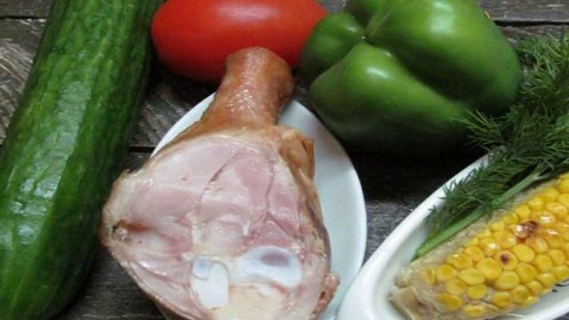 Весенний салат с копченой курицей