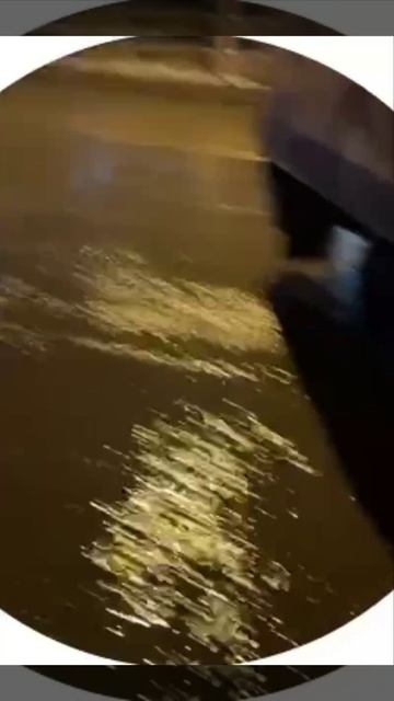 💦На улице Отрадная затопило дорогу - машины плывут💦
