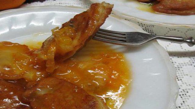 Банановый десерт под мандариновым соусом
