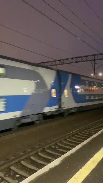 эп2к-501 с двухэтажным поездом Аврора.