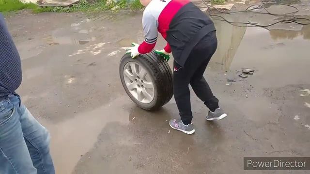 Выходные закончились.Возврващаемся  домой .Герман меняет колесо.лайфак  о..Children's tire service