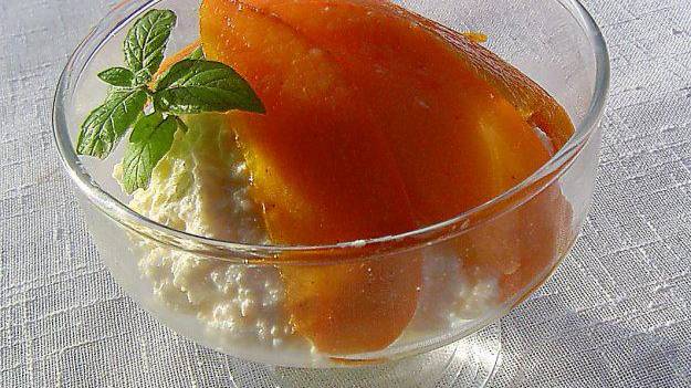 Творожный десерт с хурмой и медом