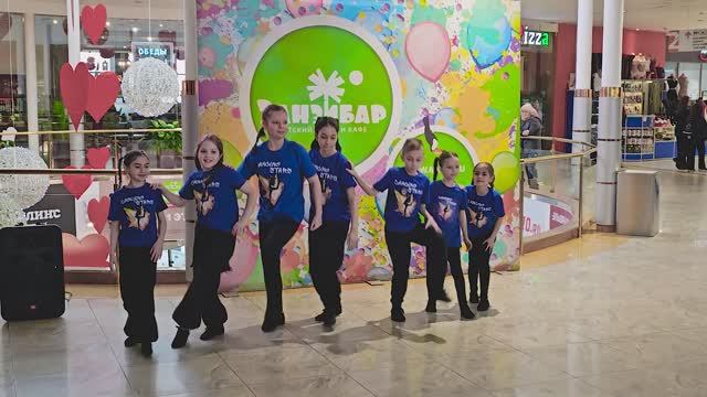 Выступление танцевального коллектива Dancing Stars в ТРЦ XL. Танцы в ТРЦ XL.
