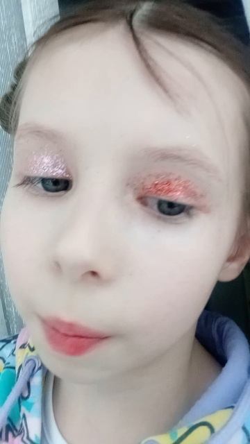 вторая часть Я уже переоделась и накрасилась и сделала синей кичку