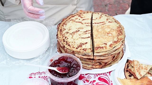 Масленичные гуляния в Прощеное воскресенье на соборной площади