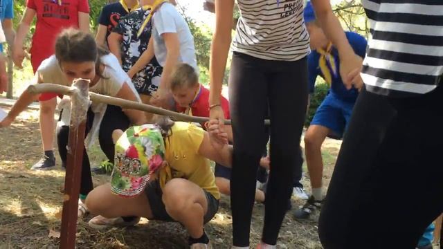День здоровья-2017 28 гимназия 6-Б Запорожье - 3 перелезть не отпуска рук