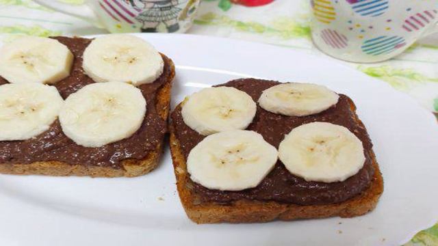 Сладкие бутерброды с шоколадной намазкой и бананом
