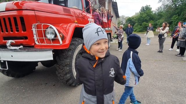 Прогулка в парке на День Защиты Детей! Первомайск. Лазим по пожарным машинам!