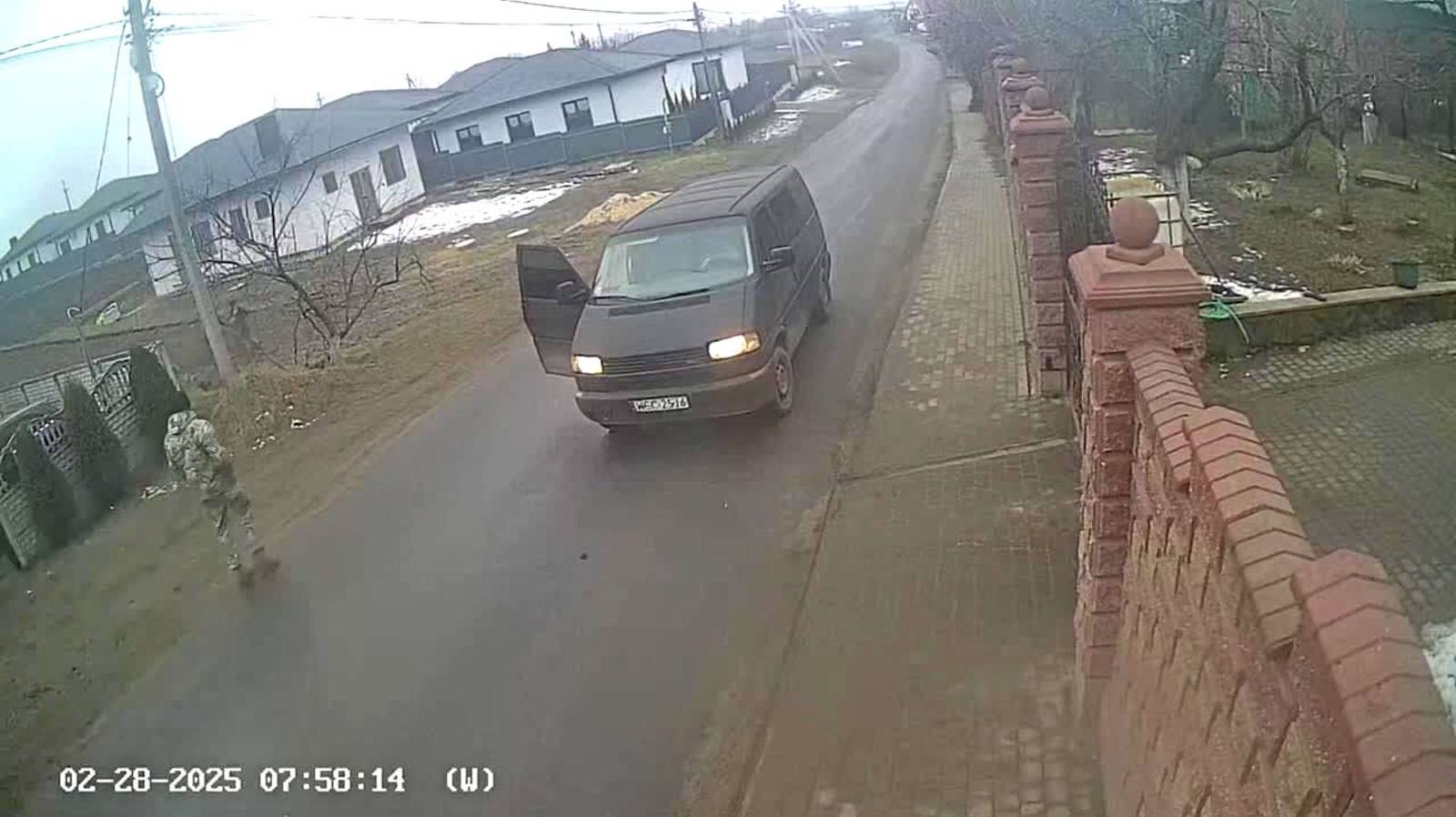 Военкомы поймали украинца во время выгула собаки и бросили животное на улице