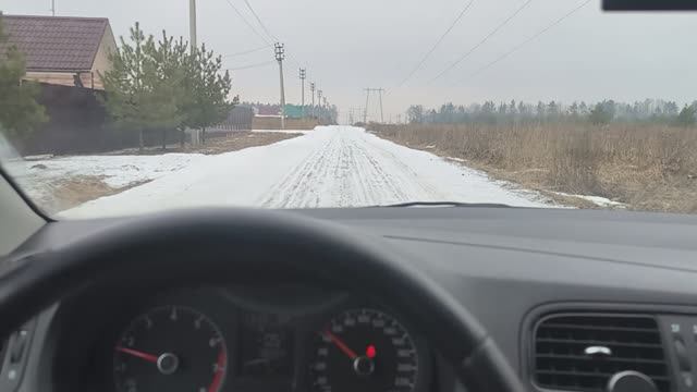 Движение по разбитой обледенелой грунтовке.