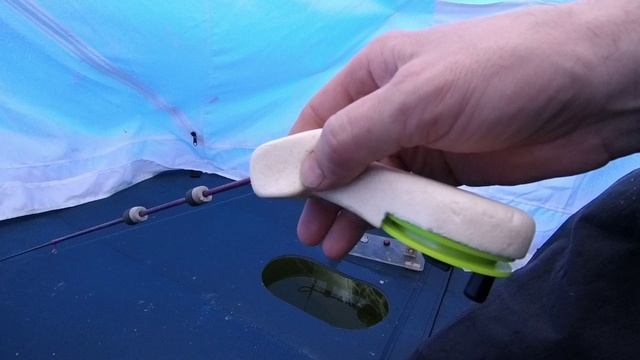 Белоярское водохранилище - рыбалка по льду у открытой воды.