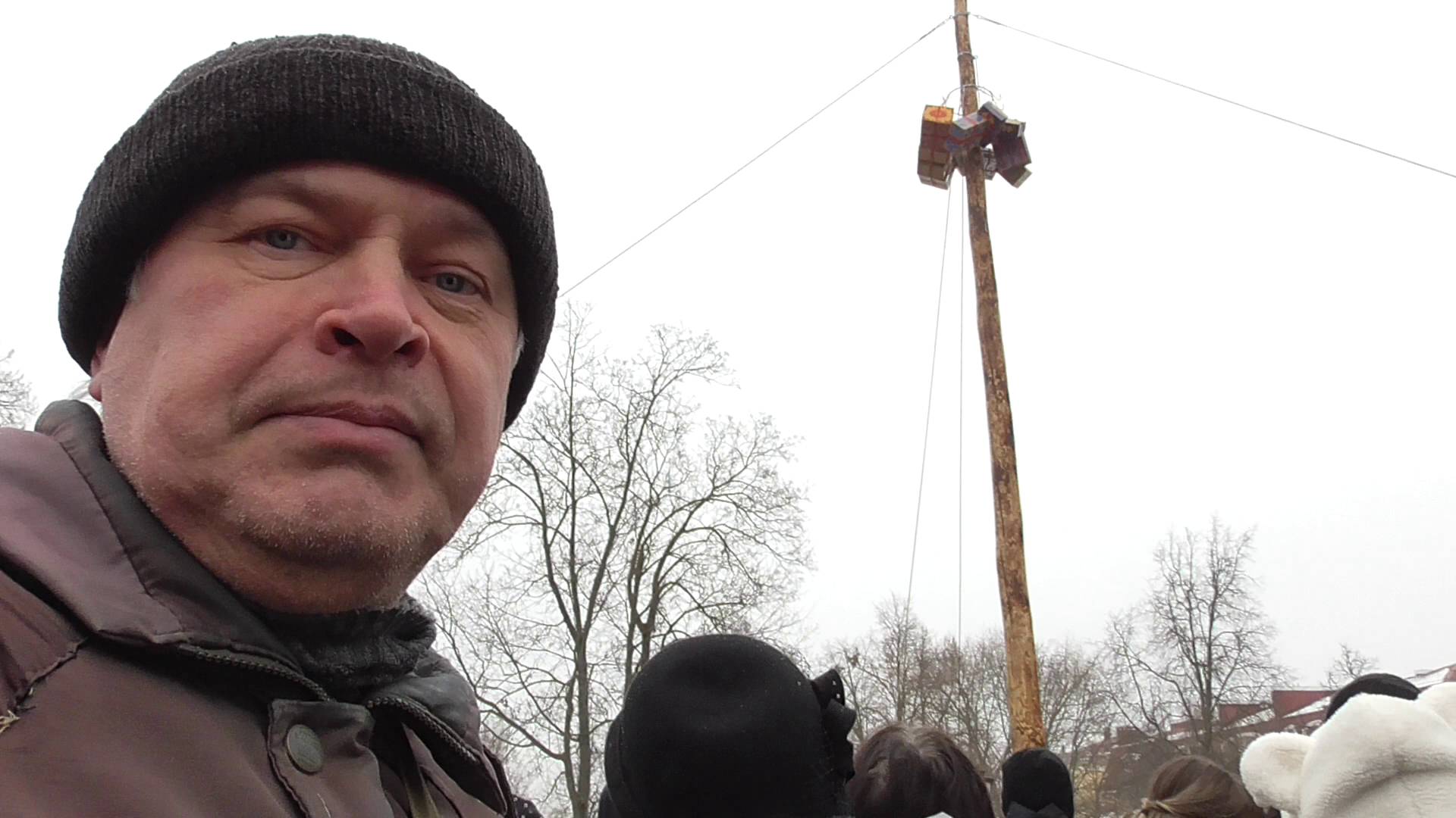 Я в городе. Проводы зимы. Столб, коробки подарки