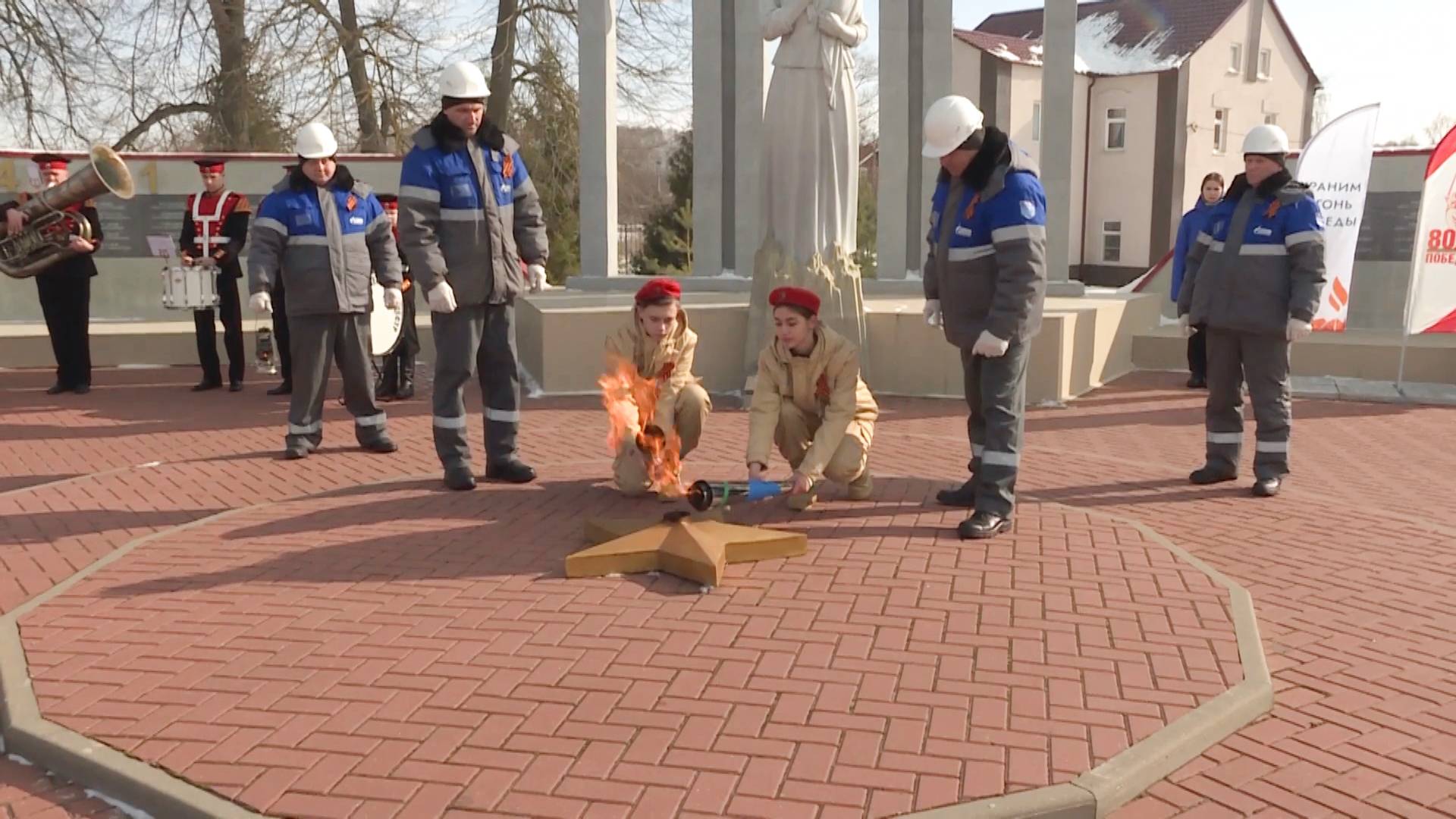 В Александро-Невском зажгли Вечный огонь