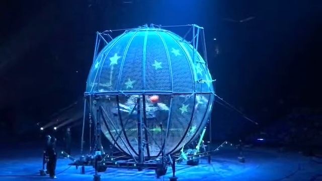 Persecución de Tres CIRCO EN CHINA - Yellow helmet rider Diego Dominguez ( Globe of Death )