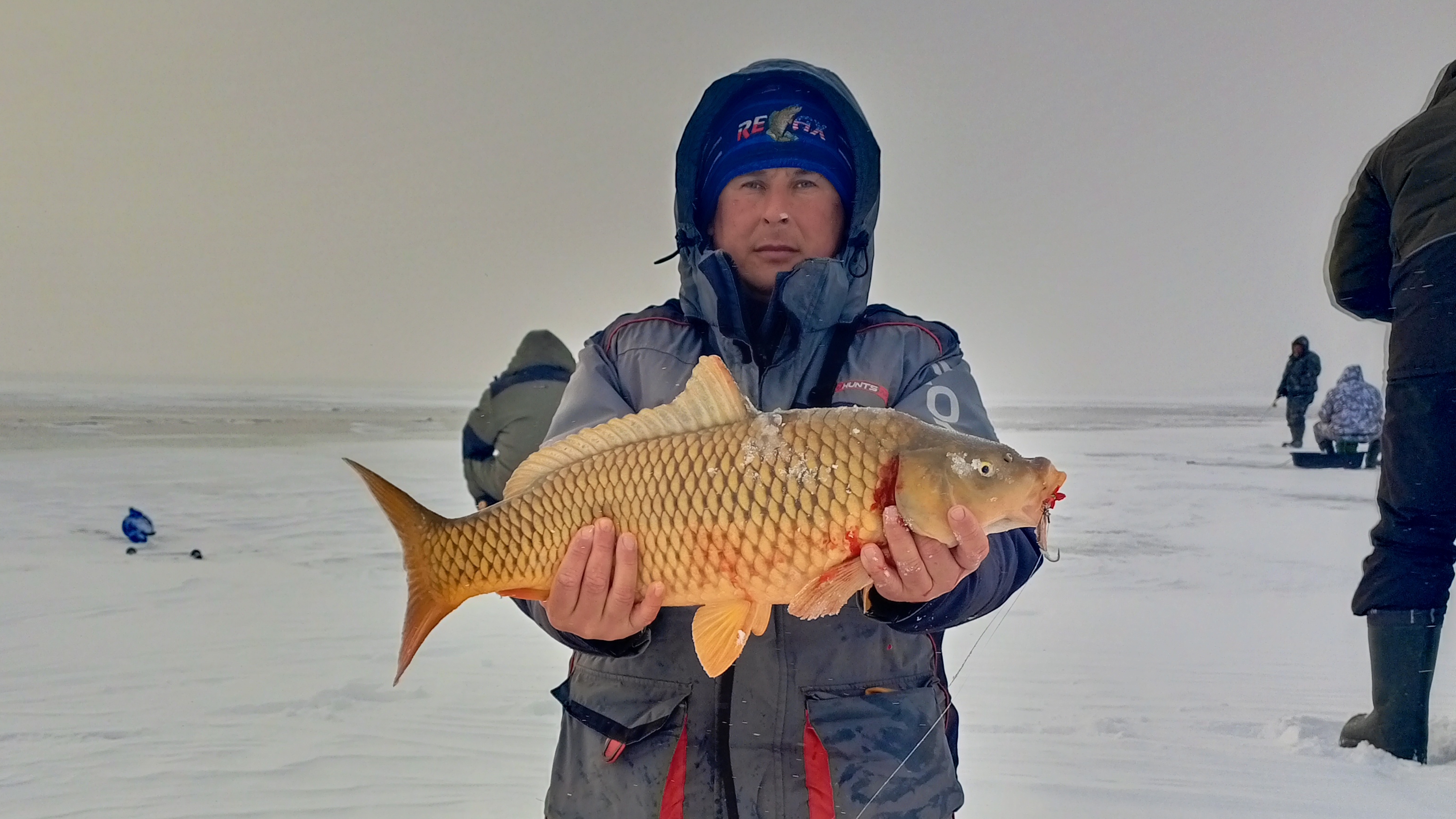 топовая #рыбалка по судаку ❄️🐳🧊🎣лютый клев судака взялся сазан рыбаки ныряют в торос полный треш