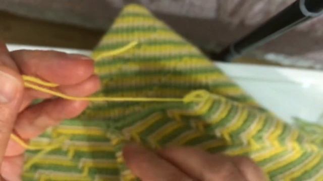 Соединяем две нитки крепким узелком без усиков.