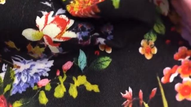 Плотный костюмно - плательный хлопок с мелкими цветами на черном фоне