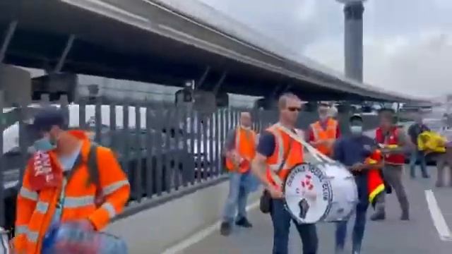Жёлтые жилеты снова на протестах.