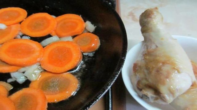 Куриные ножки под соусом с кабачком