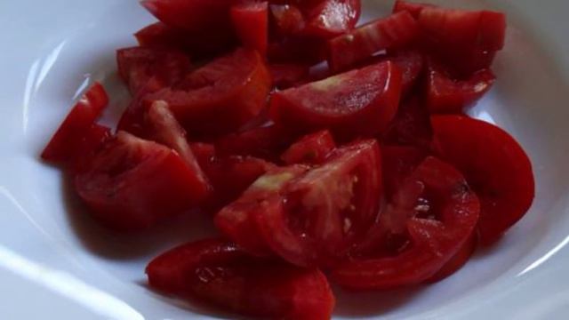 Салат с курицей, перепелиными яйцами и гренками