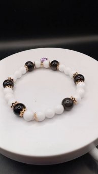 Браслет из Серебристого Обсидиана. Белого Агата и Подвеской из Аметиста 900 рублей