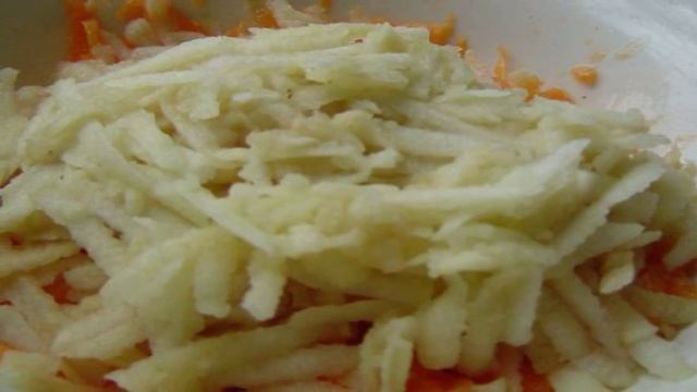Тыквенный салат с яблоками и орехами