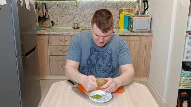 Как быстро и просто почистить киви