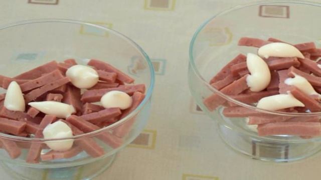 Салат с ветчиной, овощами и сыром