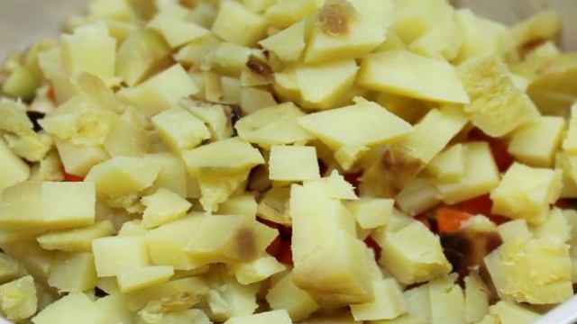 Зимний салат из печеных овощей с яблоком и маринованным луком.
