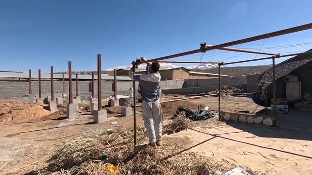 Гидроизоляция большого резервуара для воды на молочной ферме Тайебы.