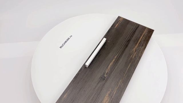 Белая мебельная ручка-профиль для шкафа. Длина - 148 мм.