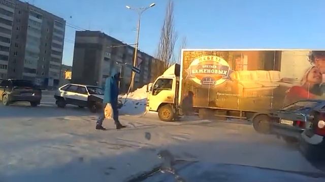 муха тянет слона