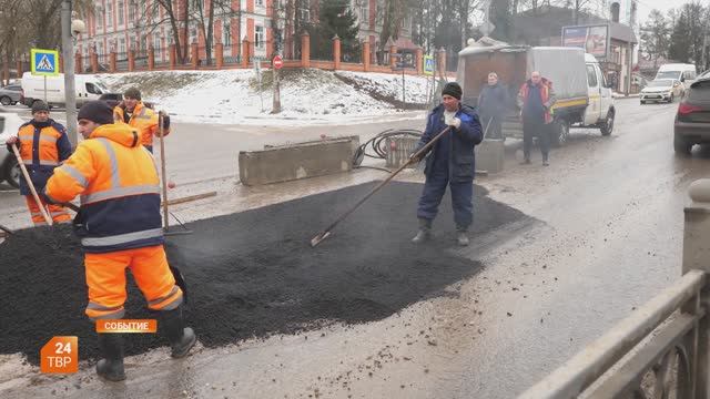 Асфальт на проспекте восстанавливают