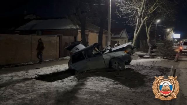 ВЛЕТЕЛ В ДЕРЕВО: в Батайске на Куйбышева потерявший управление водитель автомобиля влетел в дерево.