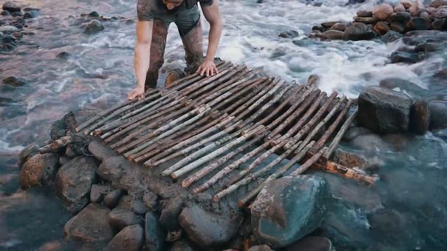 Рыбалка в реке примитивным способом _ Примитивная рыбалка  _ Ловушка для рыбы