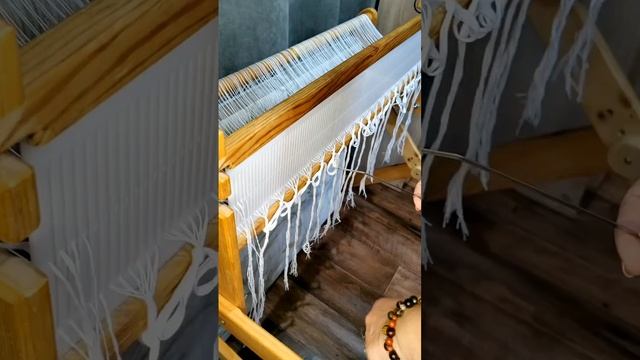 Процесс заправки настольного ткацкого станка