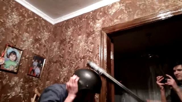 Проверка каски и головы на прочность!!!😂😂😂