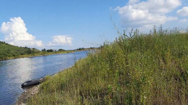 Плаваю на резинке около острова на карьере