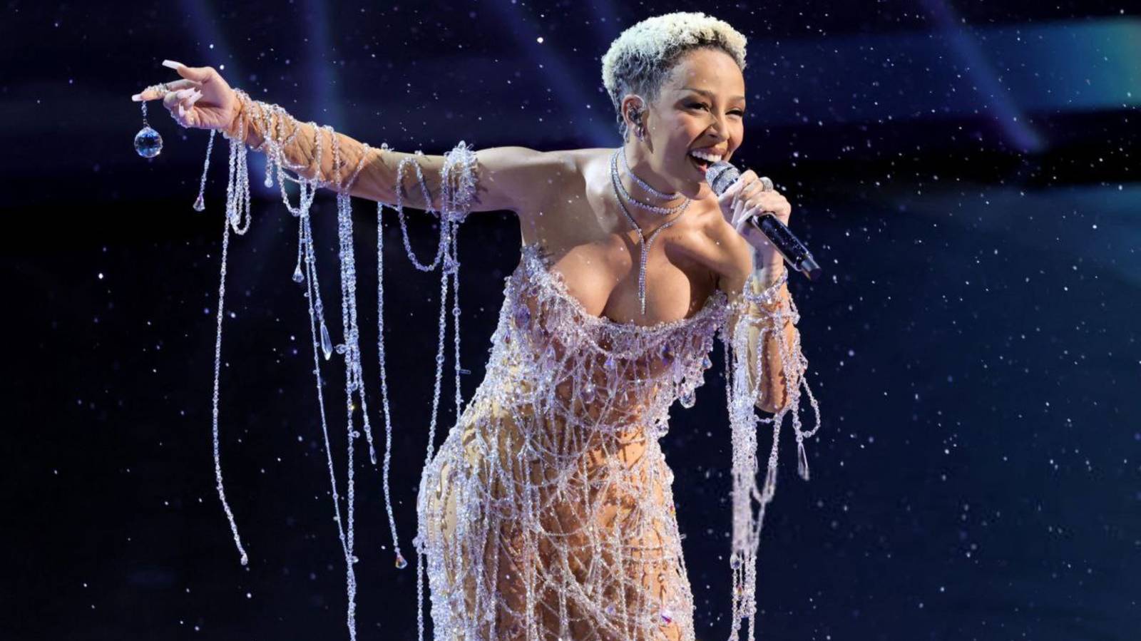 Полное выступление всего трибьюта Джеймсу Бонду Doja Cat 2025Певица рискнула выйти за пределы