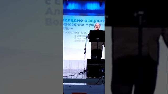На творческой встрече в Ижме. Исполняю свою песню "Плачущий ангел"...