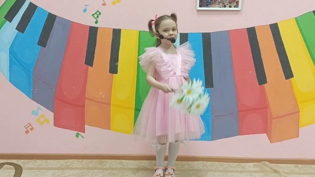 Родионова Ева " Маму любят все" муз.и слова Е.Обухова