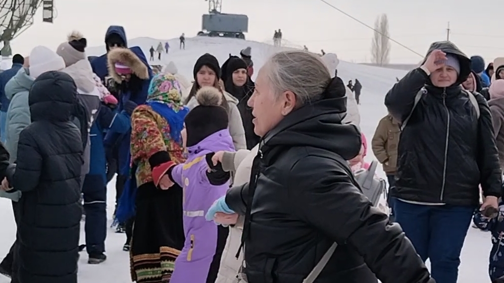 и пляска тут и народу много