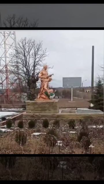 В Запорожье украинец оскверняет памятник войнам победившим нацизм.