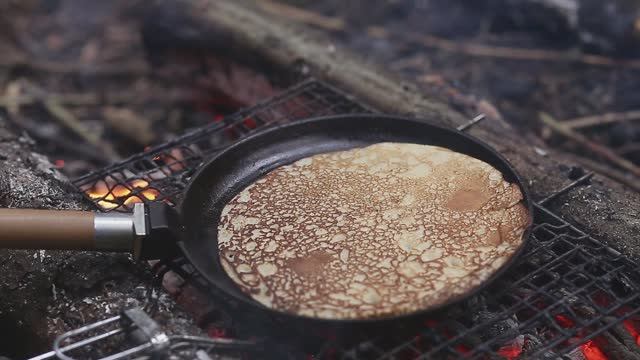 Печем блины в лесу на костре. Масленица. Таёжная кулинария.