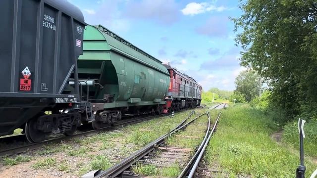 Отправление тепловоза 2ТЭ10М-2129 с небольшим грузовым составом со станции Металлист