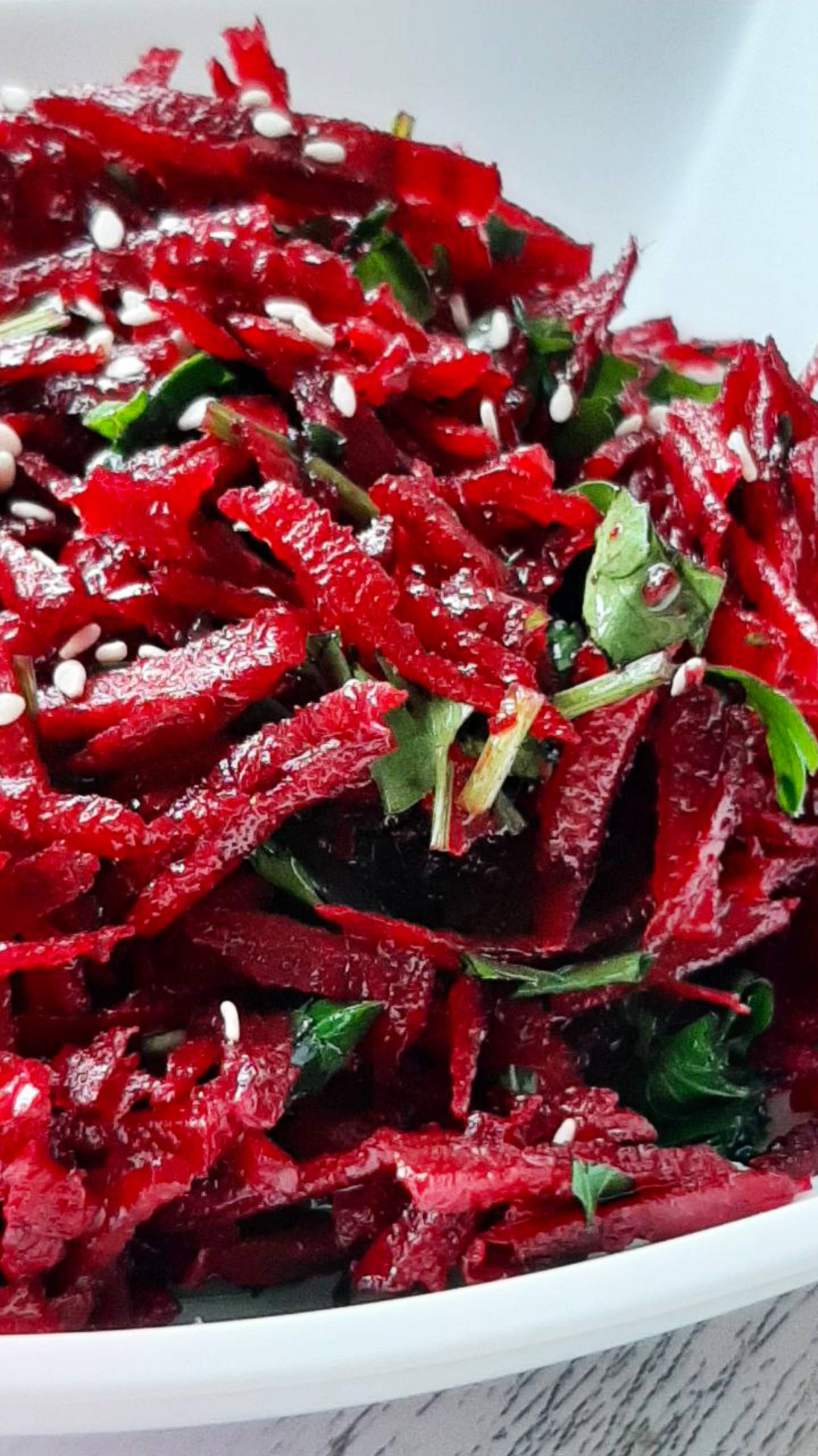 Салат из сырой свёклы с чесноком. Витаминные салаты для ранней весны. (1)