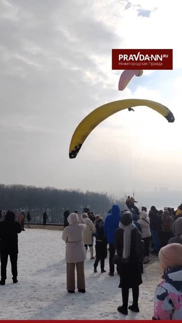 Нижегородцы летают на парашютах в парке "Швейцария"