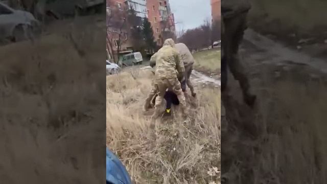 Осторожно уважаемая, а то ведь и из колясочки могут забрать...