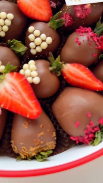 Порадуйте любимых клубничкой в шоколаде на 8 марта! 🍓🍫💖